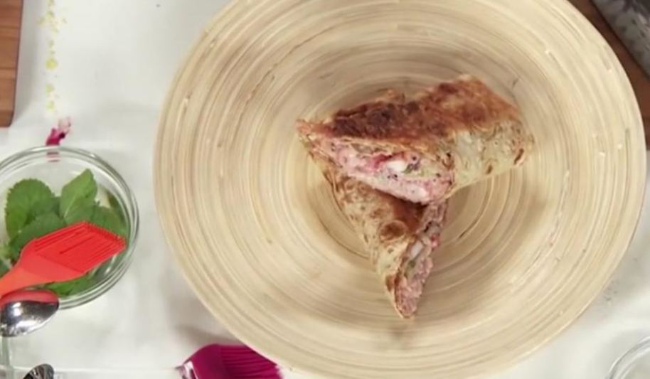 Рецепт ролла с креветками и клюквенным майонезом