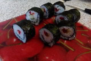 Ролл с огурцом и перцем