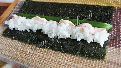 ролл цветок с огурцом и лососевым маслом