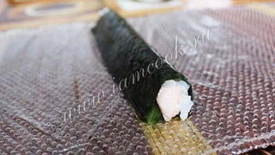 ролл цветок с огурцом и лососевым маслом