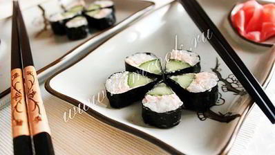 ролл цветок с огурцом и лососевым маслом