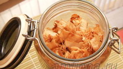 ролл в стружке тунца бонито