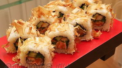 ролл в стружке тунца бонито