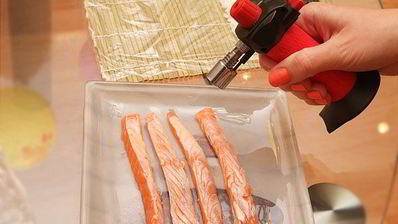 ролл в стружке тунца бонито