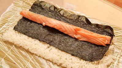 ролл в стружке тунца бонито