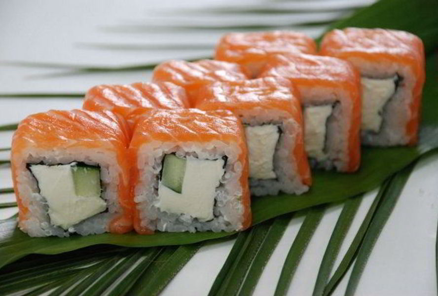 Роллы Филадельфия с авокадо и лососем