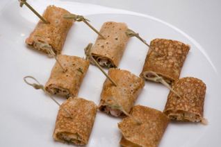 Роллы из гречневых блинов с креветками