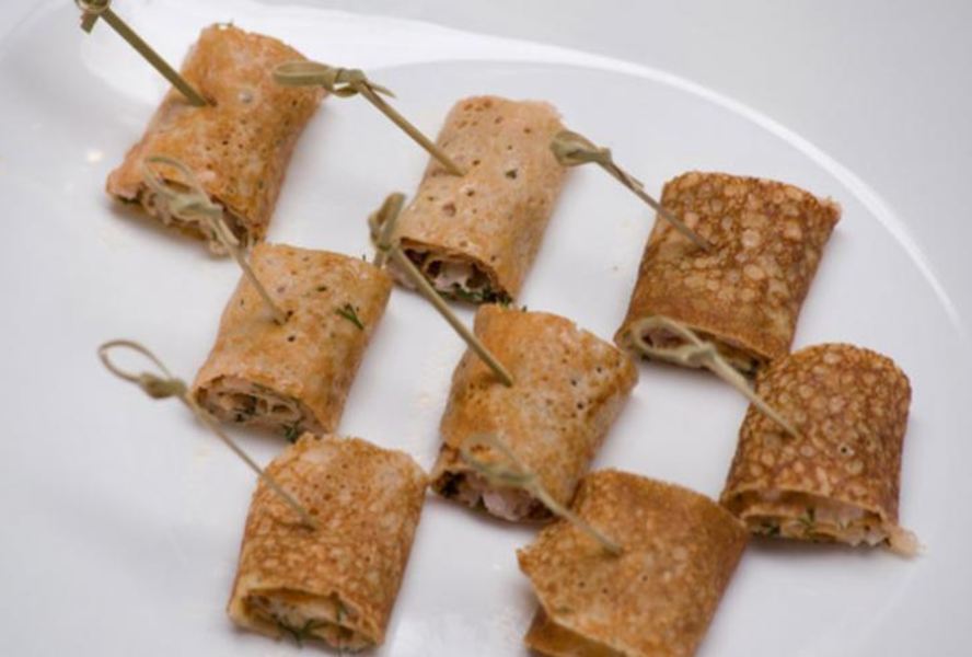 Роллы из гречневых блинов с креветками