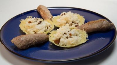 роллы из свинины и рис в сырной корзиночке