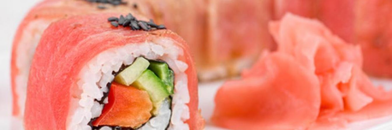 Роллы из тунца, перца, авокадо и огурца