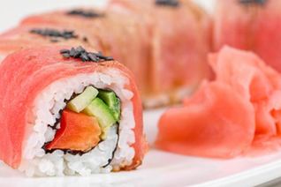 Роллы из тунца, перца, авокадо и огурца