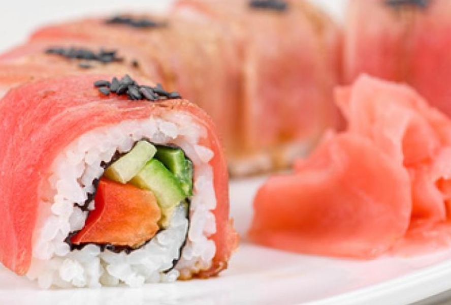 Роллы из тунца, перца, авокадо и огурца