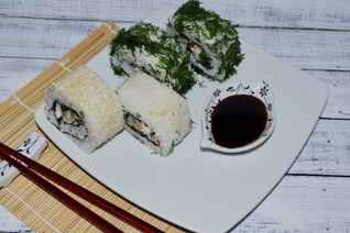 Роллы навыворот со скумбрией