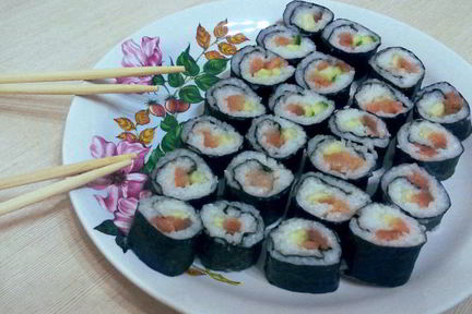 Роллы по-домашнему со слабосоленой семгой
