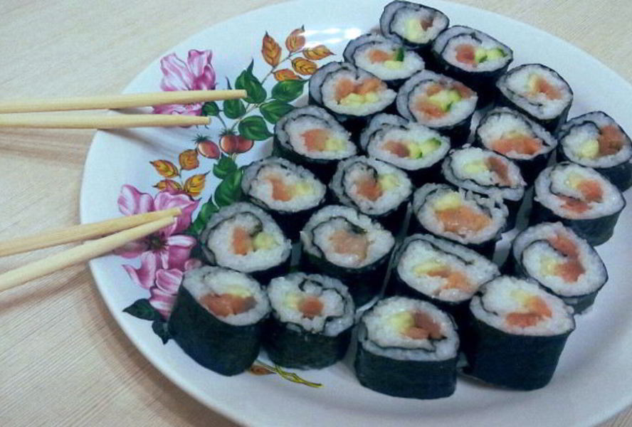 Роллы по-домашнему со слабосоленой семгой