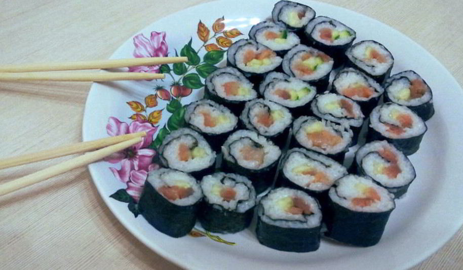 Рецепт роллов по-домашнему со слабосоленой семгой