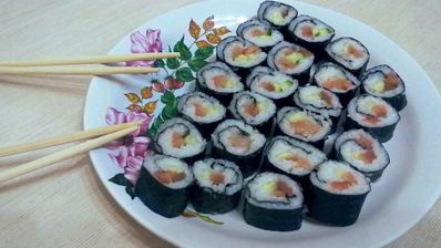 роллы по-домашнему со слабосоленой семгой