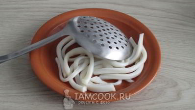 роллы с кальмаром и беконом