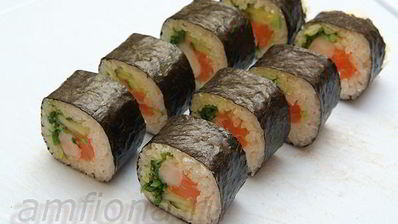 роллы с креветками, чукой и лососем