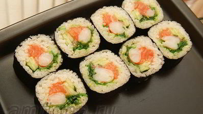 роллы с креветками, чукой и лососем