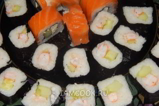 Роллы с креветками и огурцом