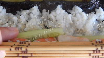 роллы с креветками и огурцом