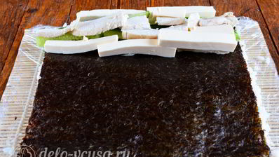 роллы с огурцом, курицей и тофу