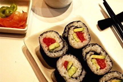 Роллы с рыбой и авокадо