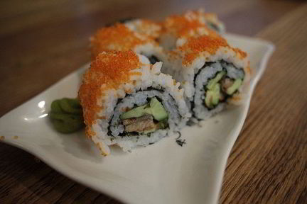 Роллы с угрем, авокадо и огурцом