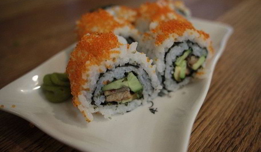 Рецепт роллов с угрем, авокадо и огурцом