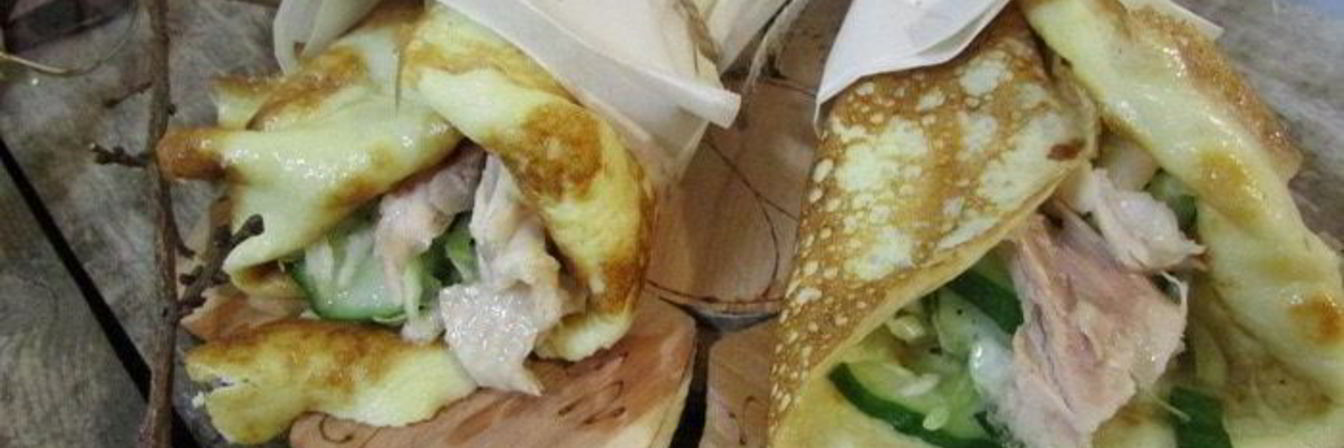 Роллы с яичных блинчиков с курицей и салатом