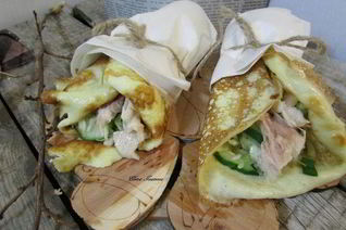 Роллы с яичных блинчиков с курицей и салатом