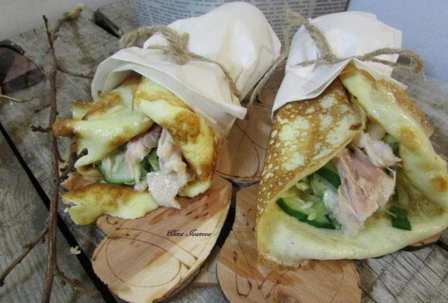 Роллы с яичных блинчиков с курицей и салатом