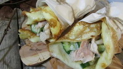 роллы с яичных блинчиков с курицей и салатом