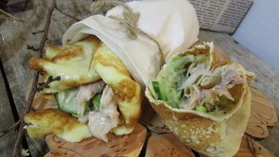 роллы с яичных блинчиков с курицей и салатом