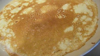 роллы с яичных блинчиков с курицей и салатом