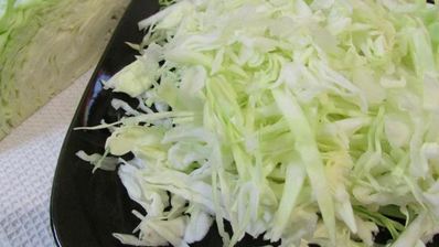 роллы с яичных блинчиков с курицей и салатом