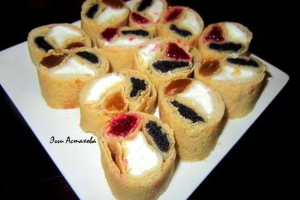 Сладкие блинные роллы Три вкуса с соусами