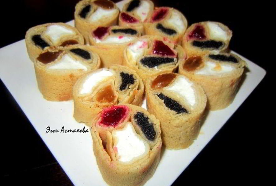 Сладкие блинные роллы Три вкуса с соусами