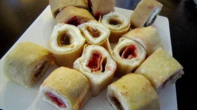 сладкие блинные роллы три вкуса с соусами