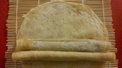 сладкие блинные роллы три вкуса с соусами