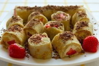 Сладкие роллы с начинкой из творога и фруктов