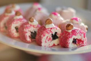 Сладкие творожные роллы с черносливом