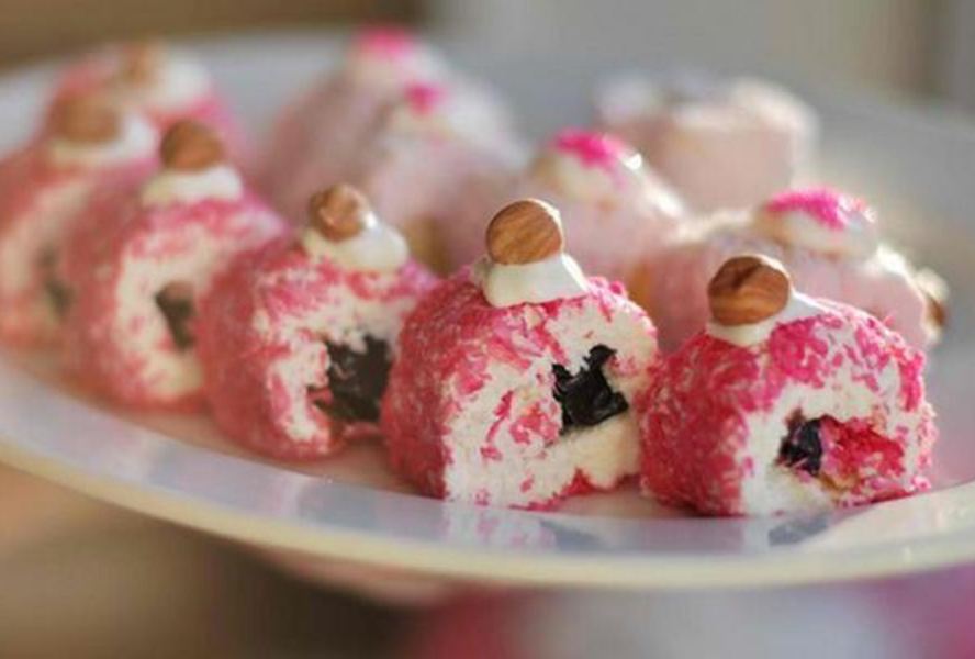 Сладкие творожные роллы с черносливом