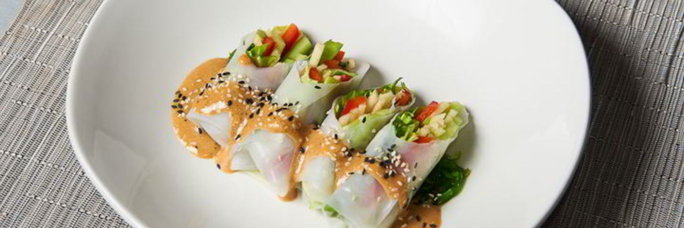 Спринг-роллы с овощами и соусом