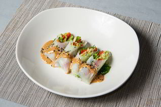 Спринг-роллы с овощами и соусом