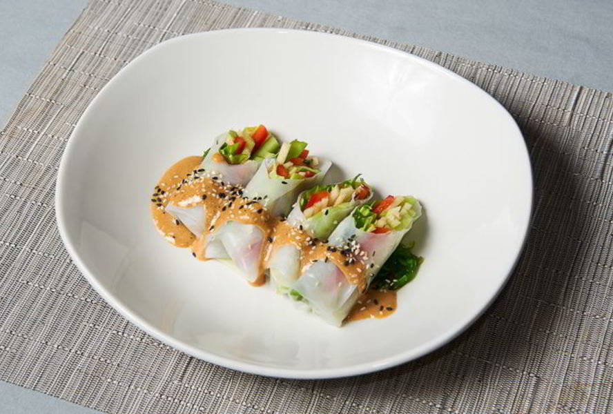 Спринг-роллы с овощами и соусом