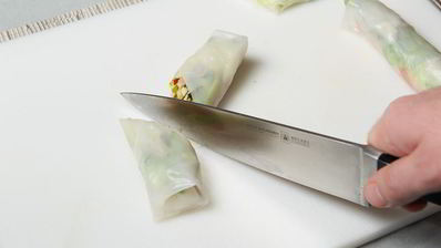 спринг-роллы с овощами и соусом