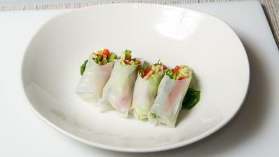 спринг-роллы с овощами и соусом