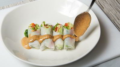 спринг-роллы с овощами и соусом